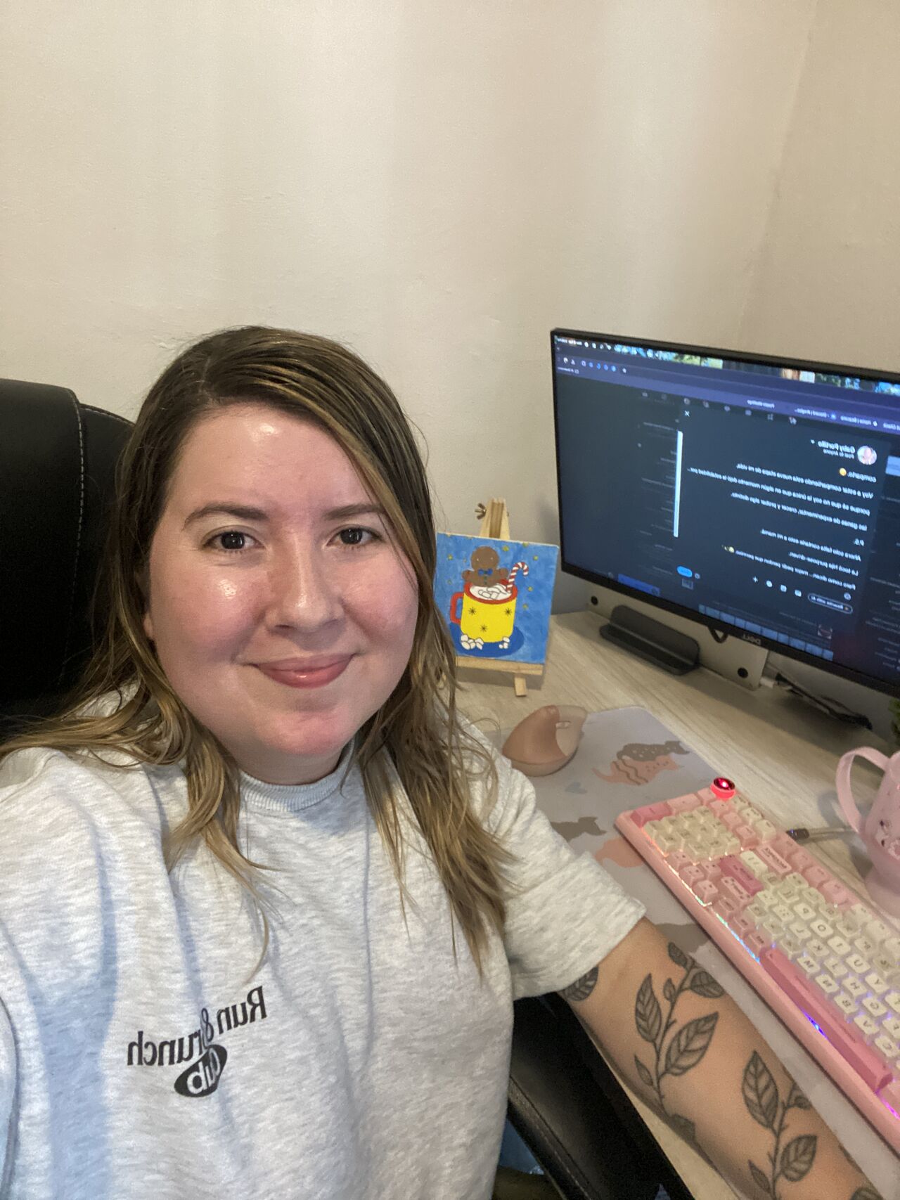 Gaby trabajando desde su escritorio remoto
